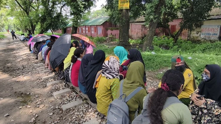 বাকৃবিতে হল ছাড়ার নির্দেশ অমান্য করে দ্বিতীয় দিন রেলপথ অবরোধ শিক্ষার্থীদের